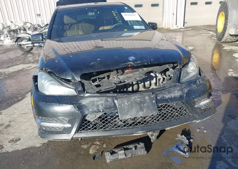 2013 Mercedes-Benz C 300 Sport 4Matic z USA, uszkodzony, nr VIN WDDGF8ABXDA756257